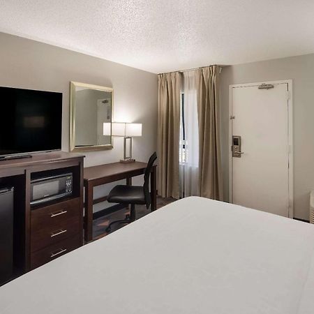מלון קסלטון Clarion Pointe Indianapolis Northeast מראה חיצוני תמונה