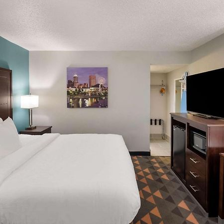 מלון קסלטון Clarion Pointe Indianapolis Northeast מראה חיצוני תמונה