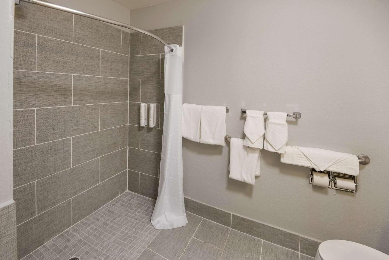 מלון קסלטון Clarion Pointe Indianapolis Northeast מראה חיצוני תמונה