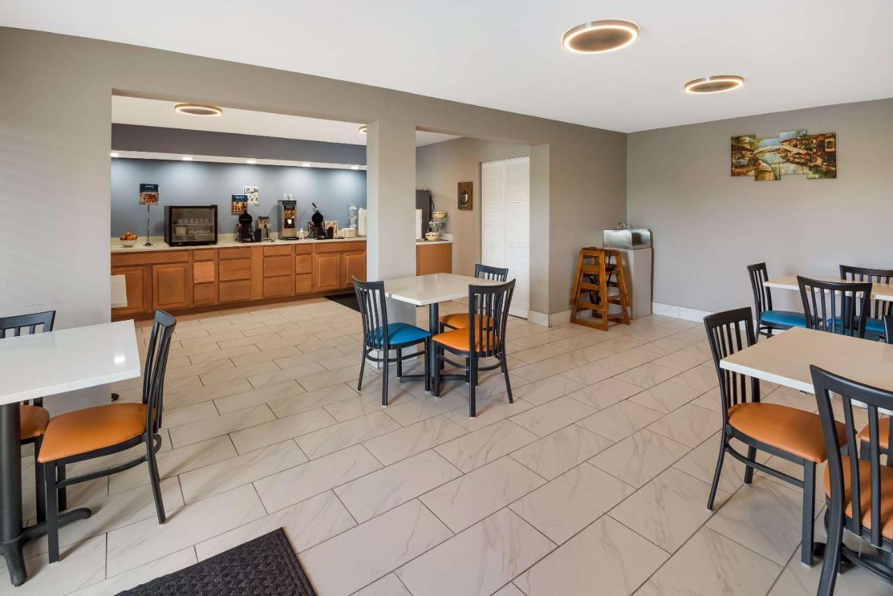 מלון קסלטון Clarion Pointe Indianapolis Northeast מראה חיצוני תמונה